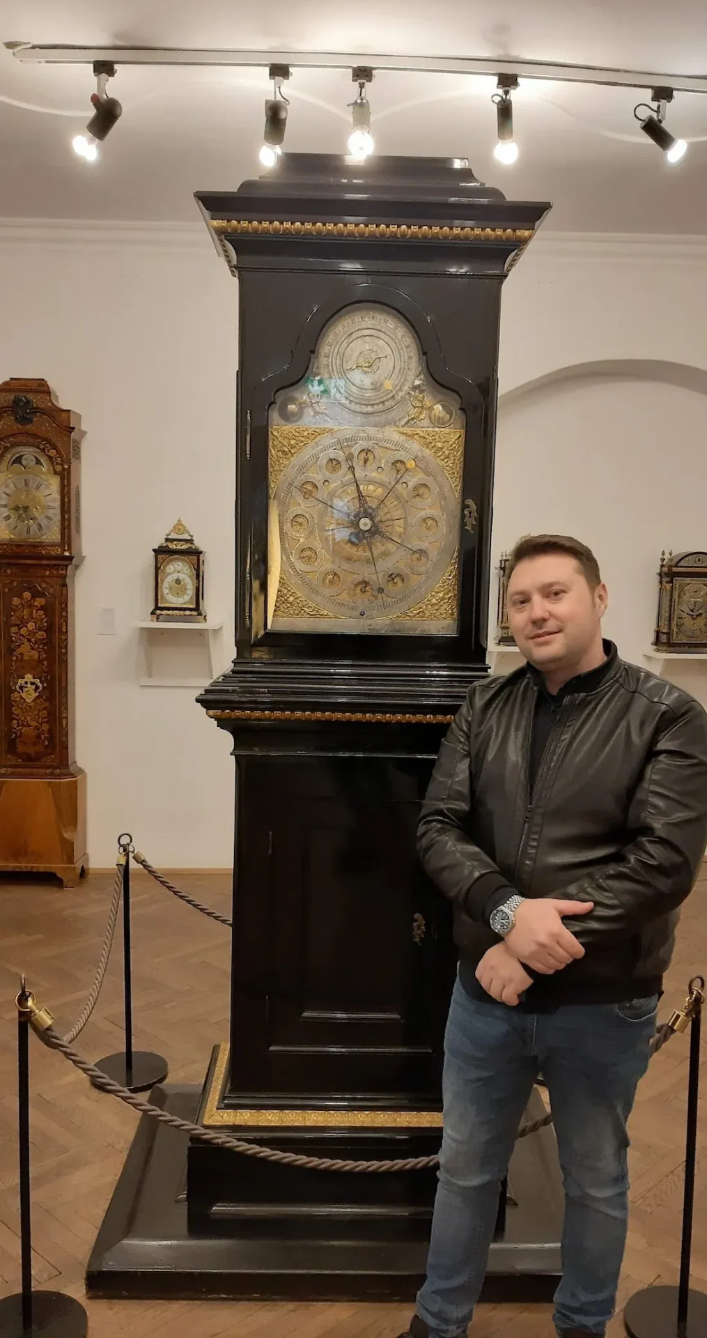 Dejan Todorović pored antiknog podnog sata