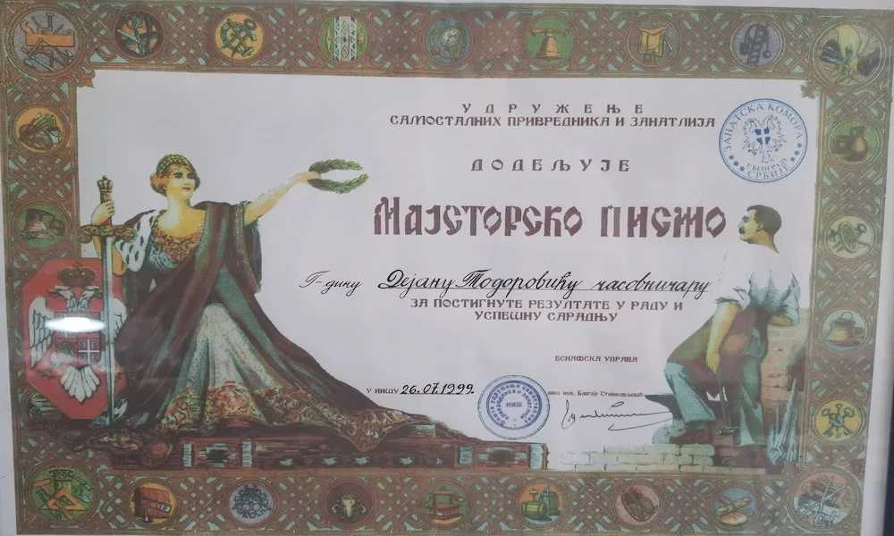 Majstorsko pismo dodeljeno Dejanu Todoroviću za zanimanje časovničar, Udruženje samostalnih privrednika i zanatlija, 1999.