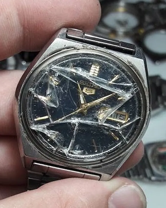 Seiko sat sa napuklim staklom pre popravke u časovničarskoj radnji Todorović Watch Co