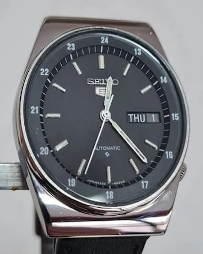 Seiko sat sa ispoliranim staklom i jasnim brojčanikom posle popravke u radnji Todorović Watch Co